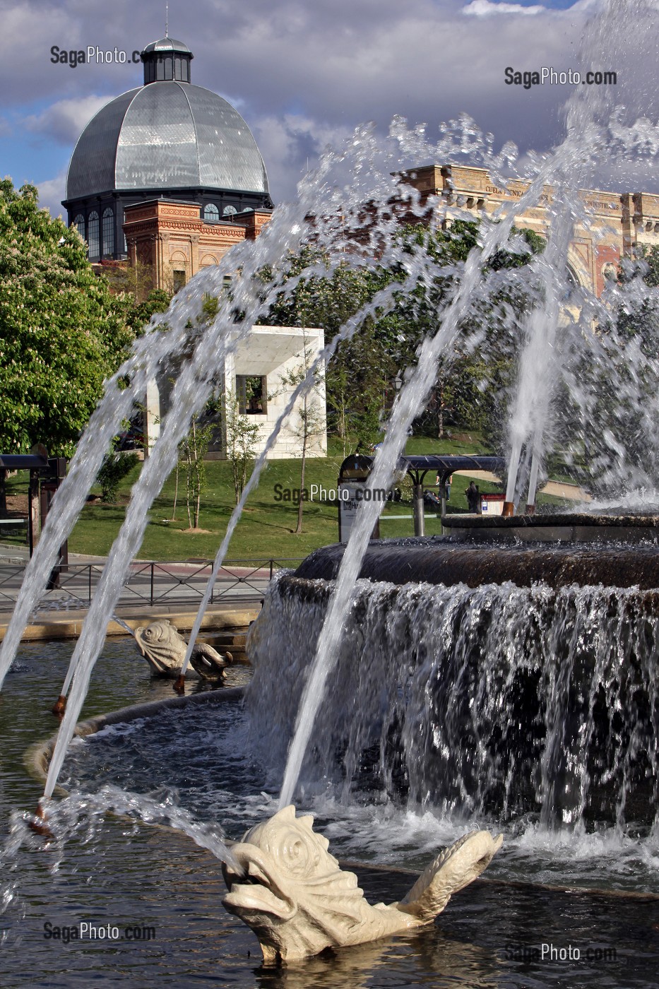 FONTAINE DE LA PLAZA DE SAN JUAN DE LA CRUZ (MONUMENT A LA CONSTITUTION), QUARTIER DES NOUVEAUX MINISTERES, PASEO DE LA CASTELLANA, MADRID, ESPAGNE 