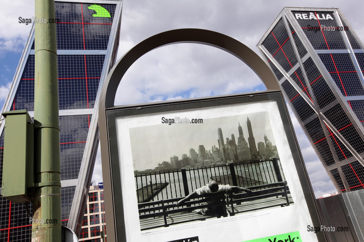 EXPOSITION DE PHOTO DE NEW YORK DEVANT LES TORRES KIO (TOURS PENCHES) PUERTA EUROPA OU PORTE DE L'EUROPE, PLAZA CASTILLA, MADRID, ESPAGNE 