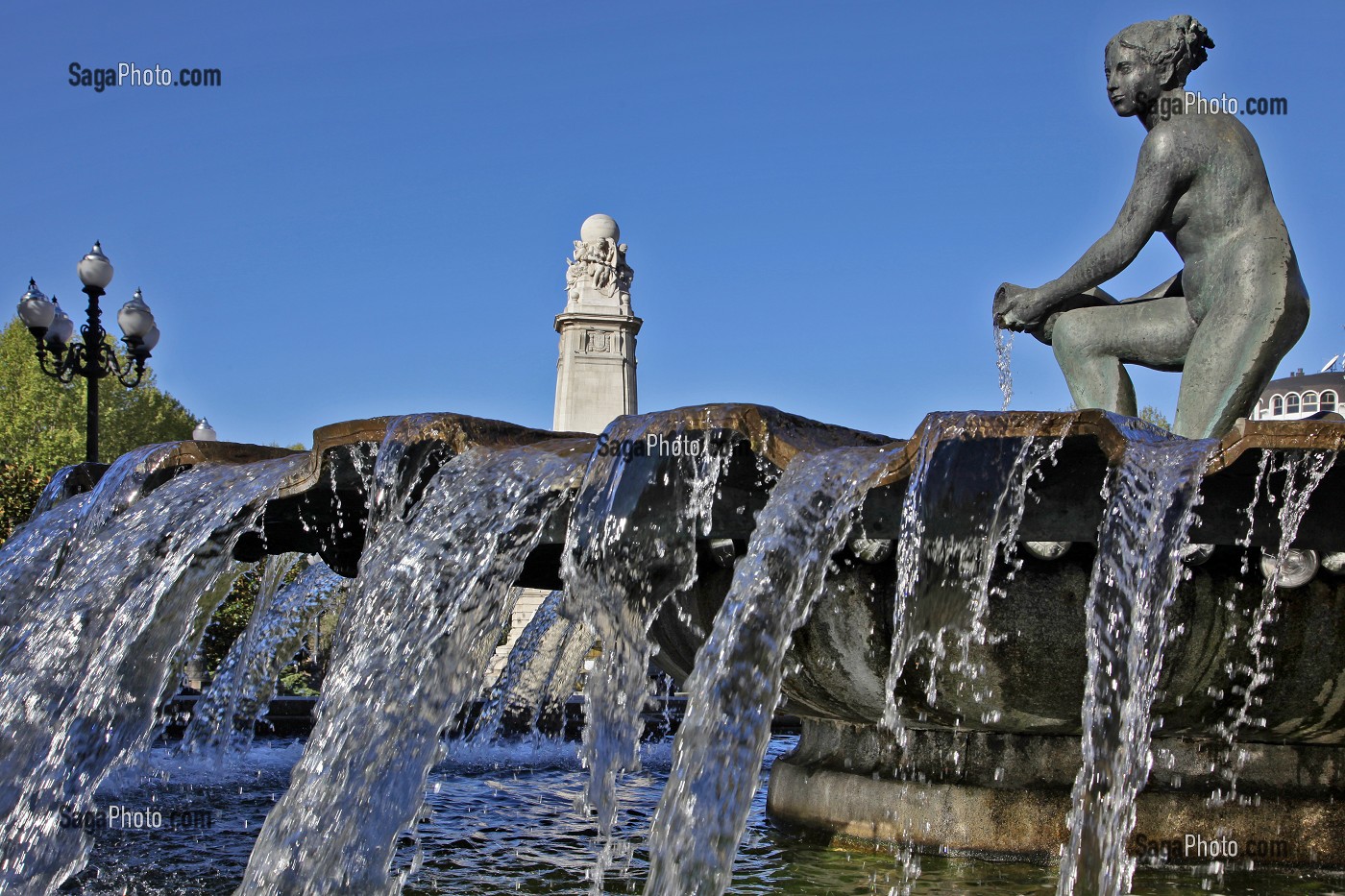 FONTAINE DE LA FEMME NUE DEVANT L'ENSEMBLE ARCHITECTURAL (STATUE EQUESTRE) EN HOMMAGE A MIGUEL DE CERVANTES (AUTEUR DE DON QUICHOTTE), PLACE D'ESPAGNE, PLAZA ESPANA, MADRID, ESPAGNE 