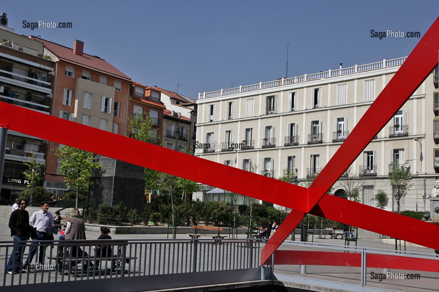ENTREE DU PARKING SUR LA PLAZA VAZQUEZ DE MELLA, CHUECA, MADRID, ESPAGNE 