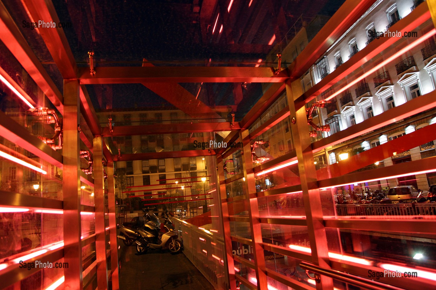 ENTREE DU PARKING DE NUIT SUR LA PLAZA VASQUEZ DE MELLA, CHUECA, MADRID, ESPAGNE 