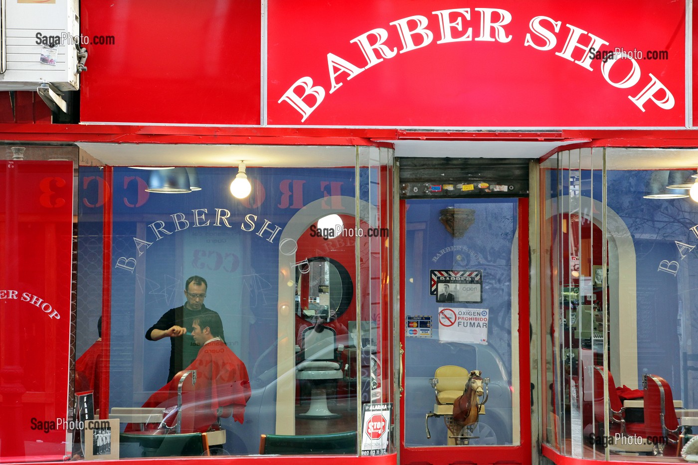 BARBIER ET COIFFEUR 'BARBER SHOP', CALLE COLON, MALASANA, MADRID, ESPAGNE 