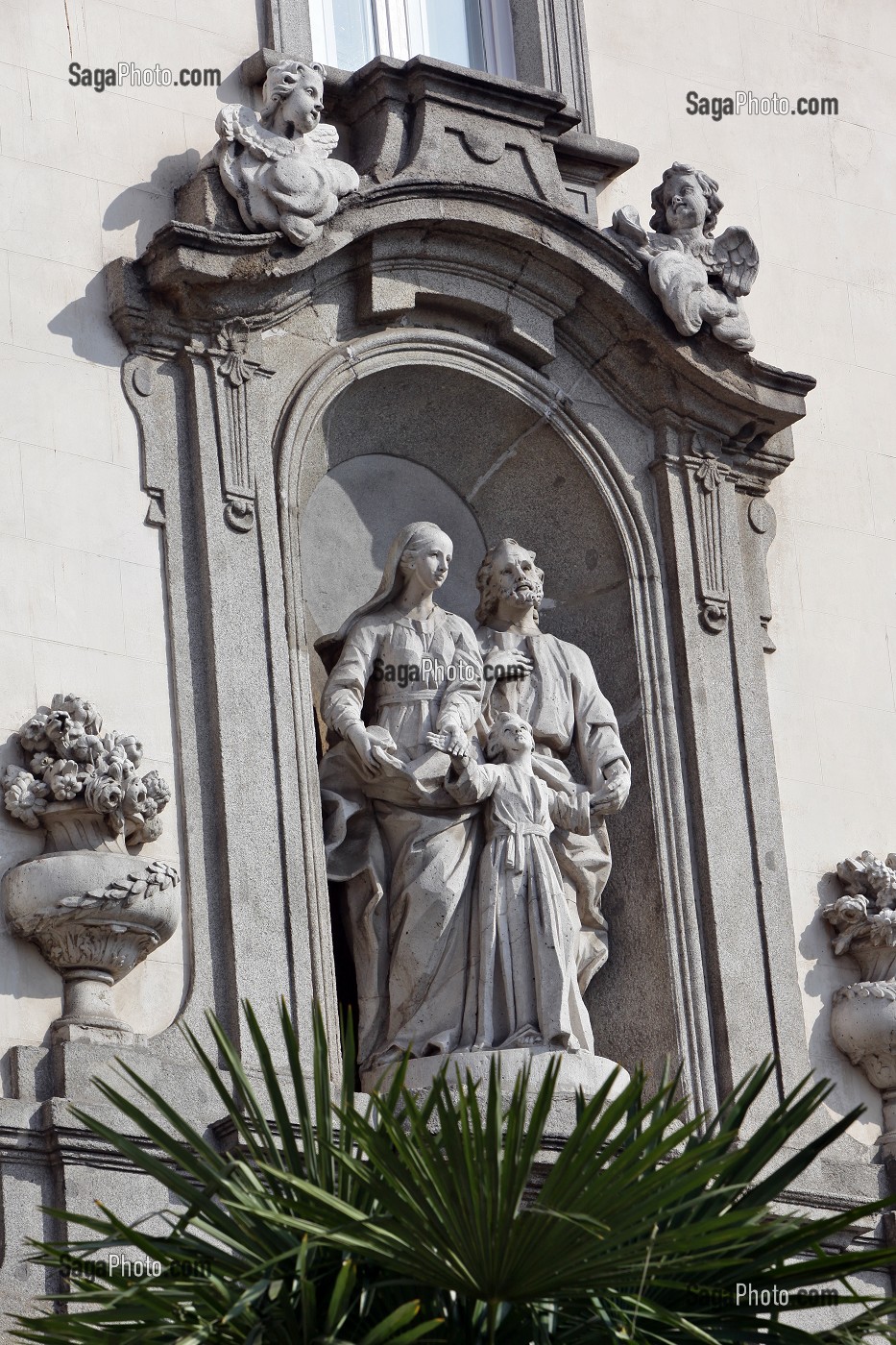 STATUES DEVANT L'EGLISE SANTA BARBARA, CALLE GENERAL CASTANOS, QUARTIER DE CHUECA, MADRID, ESPAGNE 