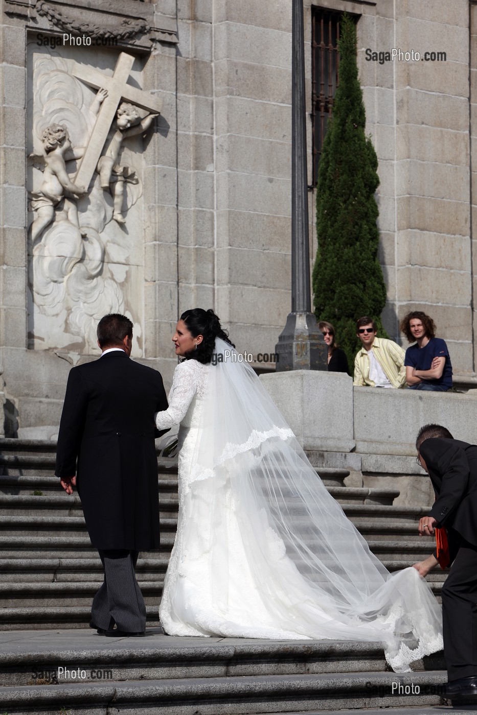 MARIES SUR LES MARCHES DE L'EGLISE SANTA BARBARA, CALLE GENERAL CASTANOS, QUARTIER DE CHUECA, MADRID, ESPAGNE 