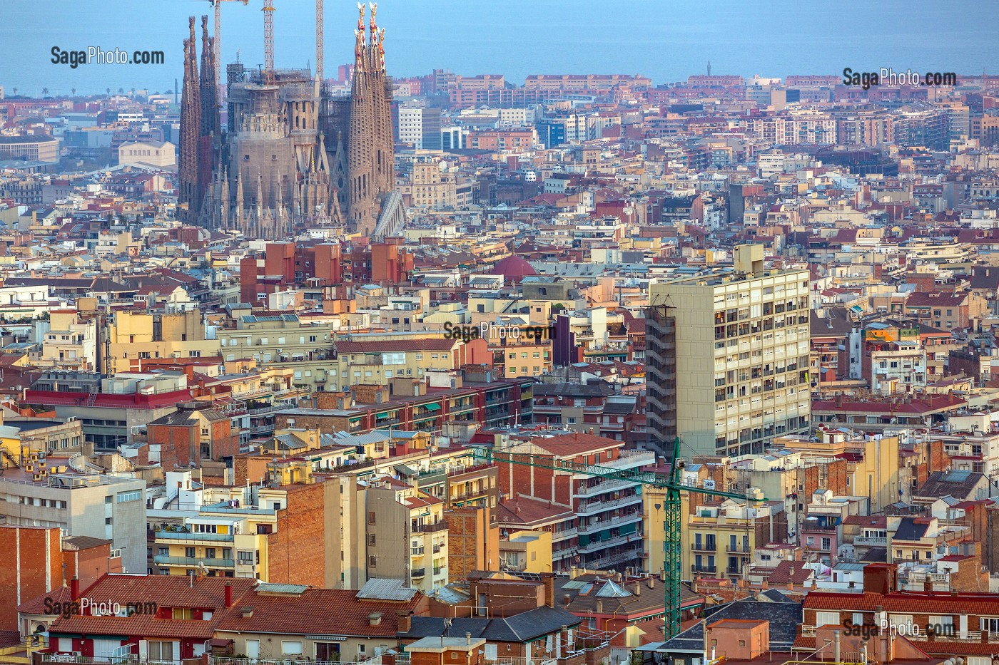 VUE SUR LA VILLE DE BARCELONE ET LA SAGADRA FAMILIA DEPUIS LE PARC GUELL, ESPAGNE 