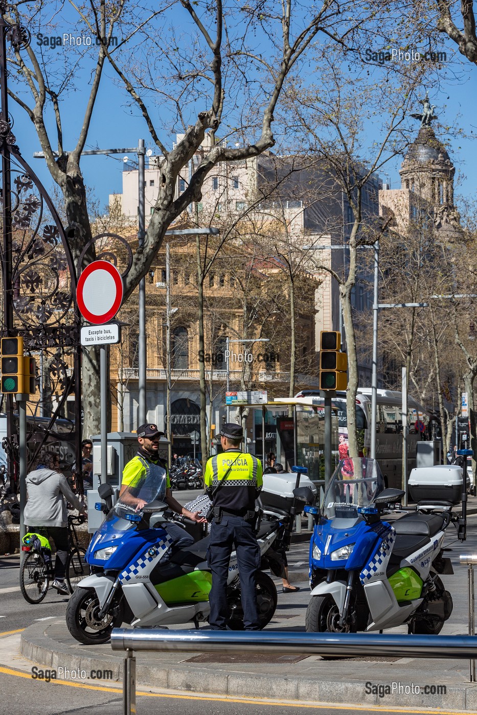 POLICIER A MOTO,  SURVEILLANCE DU TRAFIC (POLICIA GUARDA URBANA), PASSEIG DE GRACIA, BARCELONE, CATALOGNE, ESPAGNE 