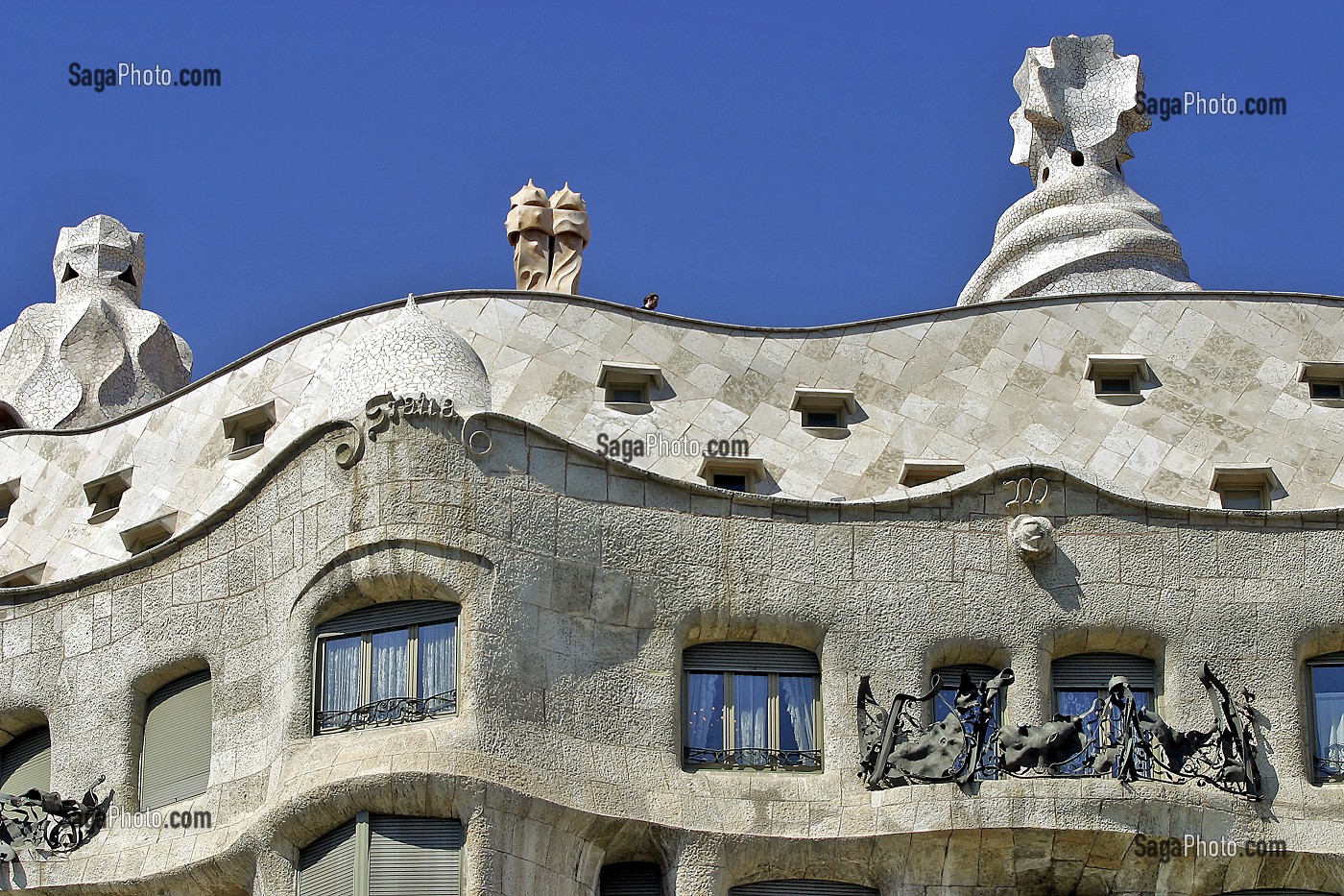 LA CASA MILA EST UN IMMEUBLE RESIDENTIEL DE SIX ETAGES CONSTRUIT PAR ANTONI GAUDI POUR LE FABRICANT DE TISSUS PEDRO MILA.  IL A ETE SURNOMME 'LA PEDRERA'. A L'INTERIEUR DU BATIMENT, UN MUSEE PRESENTE UNE ETUDE DE L'OEUVRE DE GAUDI, BARCELONE, ESPAGNE, EUROPE 