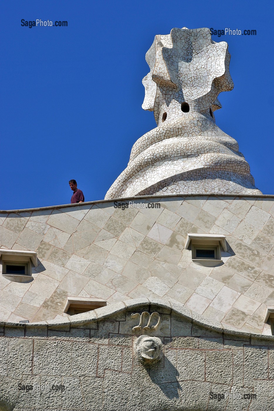 LA CASA MILA EST UN IMMEUBLE RESIDENTIEL DE SIX ETAGES CONSTRUIT PAR ANTONI GAUDI POUR LE FABRICANT DE TISSUS PEDRO MILA.  IL A ETE SURNOMME 'LA PEDRERA'. A L'INTERIEUR DU BATIMENT, UN MUSEE PRESENTE UNE ETUDE DE L'OEUVRE DE GAUDI, BARCELONE, ESPAGNE, EUROPE 