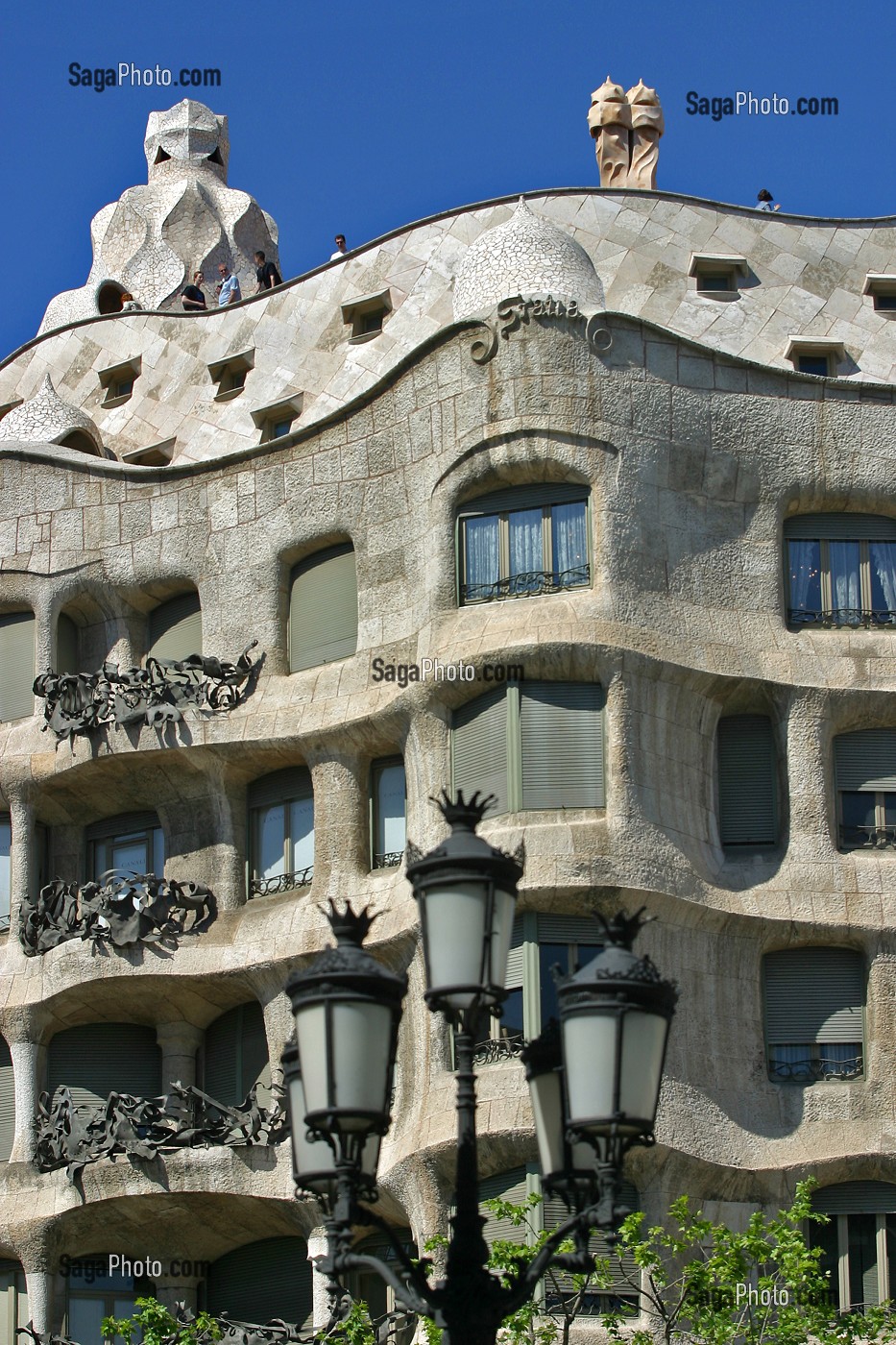 LA CASA MILA EST UN IMMEUBLE RESIDENTIEL DE SIX ETAGES CONSTRUIT PAR ANTONI GAUDI POUR LE FABRICANT DE TISSUS PEDRO MILA.  IL A ETE SURNOMME 'LA PEDRERA'. A L'INTERIEUR DU BATIMENT, UN MUSEE PRESENTE UNE ETUDE DE L'OEUVRE DE GAUDI, BARCELONE, ESPAGNE, EUROPE 