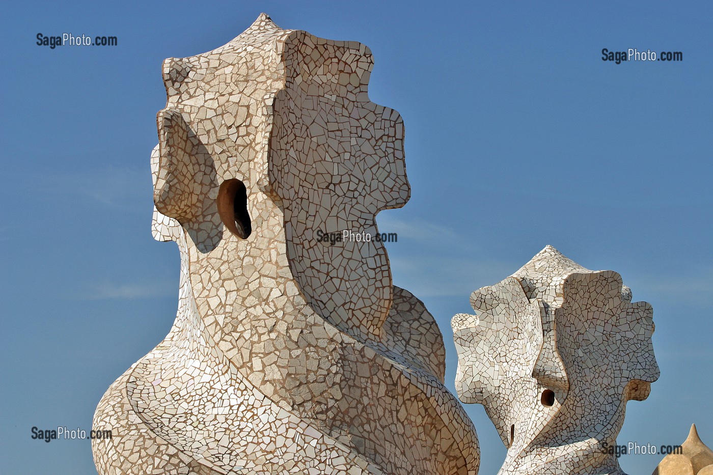 LA CASA MILA EST UN IMMEUBLE RESIDENTIEL DE SIX ETAGES CONSTRUIT PAR ANTONI GAUDI POUR LE FABRICANT DE TISSUS PEDRO MILA.  IL A ETE SURNOMME 'LA PEDRERA'. A L'INTERIEUR DU BATIMENT, UN MUSEE PRESENTE UNE ETUDE DE L'OEUVRE DE GAUDI, BARCELONE, ESPAGNE, EUROPE 