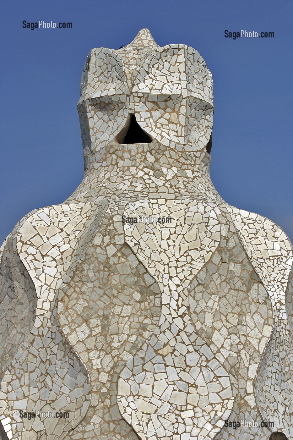 LA CASA MILA EST UN IMMEUBLE RESIDENTIEL DE SIX ETAGES CONSTRUIT PAR ANTONI GAUDI POUR LE FABRICANT DE TISSUS PEDRO MILA.  IL A ETE SURNOMME 'LA PEDRERA'. A L'INTERIEUR DU BATIMENT, UN MUSEE PRESENTE UNE ETUDE DE L'OEUVRE DE GAUDI, BARCELONE, ESPAGNE, EUROPE 