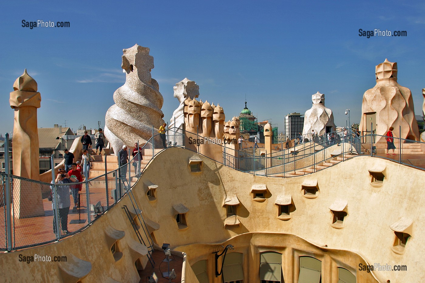 LA CASA MILA EST UN IMMEUBLE RESIDENTIEL DE SIX ETAGES CONSTRUIT PAR ANTONI GAUDI POUR LE FABRICANT DE TISSUS PEDRO MILA.  IL A ETE SURNOMME 'LA PEDRERA'. A L'INTERIEUR DU BATIMENT, UN MUSEE PRESENTE UNE ETUDE DE L'OEUVRE DE GAUDI, BARCELONE, ESPAGNE, EUROPE 
