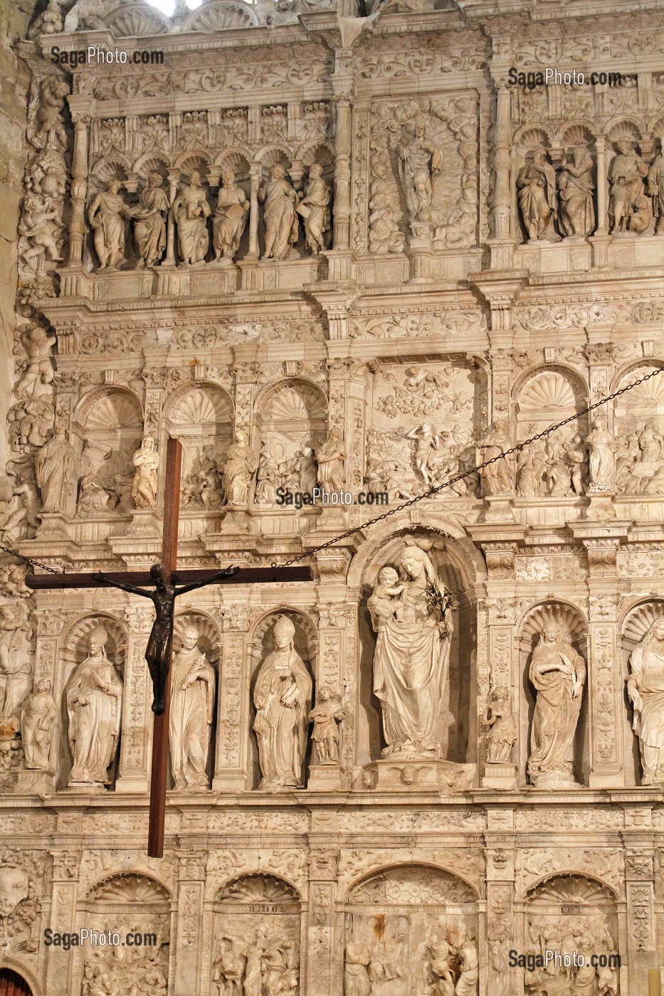 RETABLE EN ALBATRE DU 16EME SIECLE DANS LE CHOEUR DE L'EGLISE, MONASTERE DE SANTA MARIA DE POBLET (XIIEME SIECLE), ABBAYE CISTERCIENNE ESPAGNOLE ET PANTHEON DES ROIS D'ARAGON, VIMBODI, CATALOGNE, ESPAGNE 