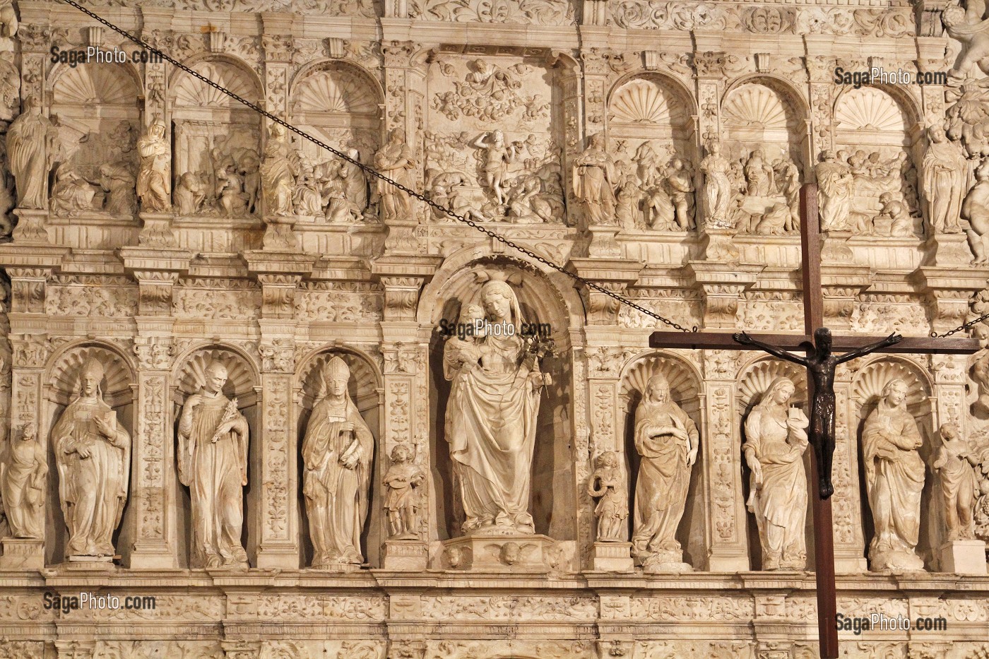 RETABLE EN ALBATRE DU 16EME SIECLE DANS LE CHOEUR DE L'EGLISE, MONASTERE DE SANTA MARIA DE POBLET (XIIEME SIECLE), ABBAYE CISTERCIENNE ESPAGNOLE ET PANTHEON DES ROIS D'ARAGON, VIMBODI, CATALOGNE, ESPAGNE 