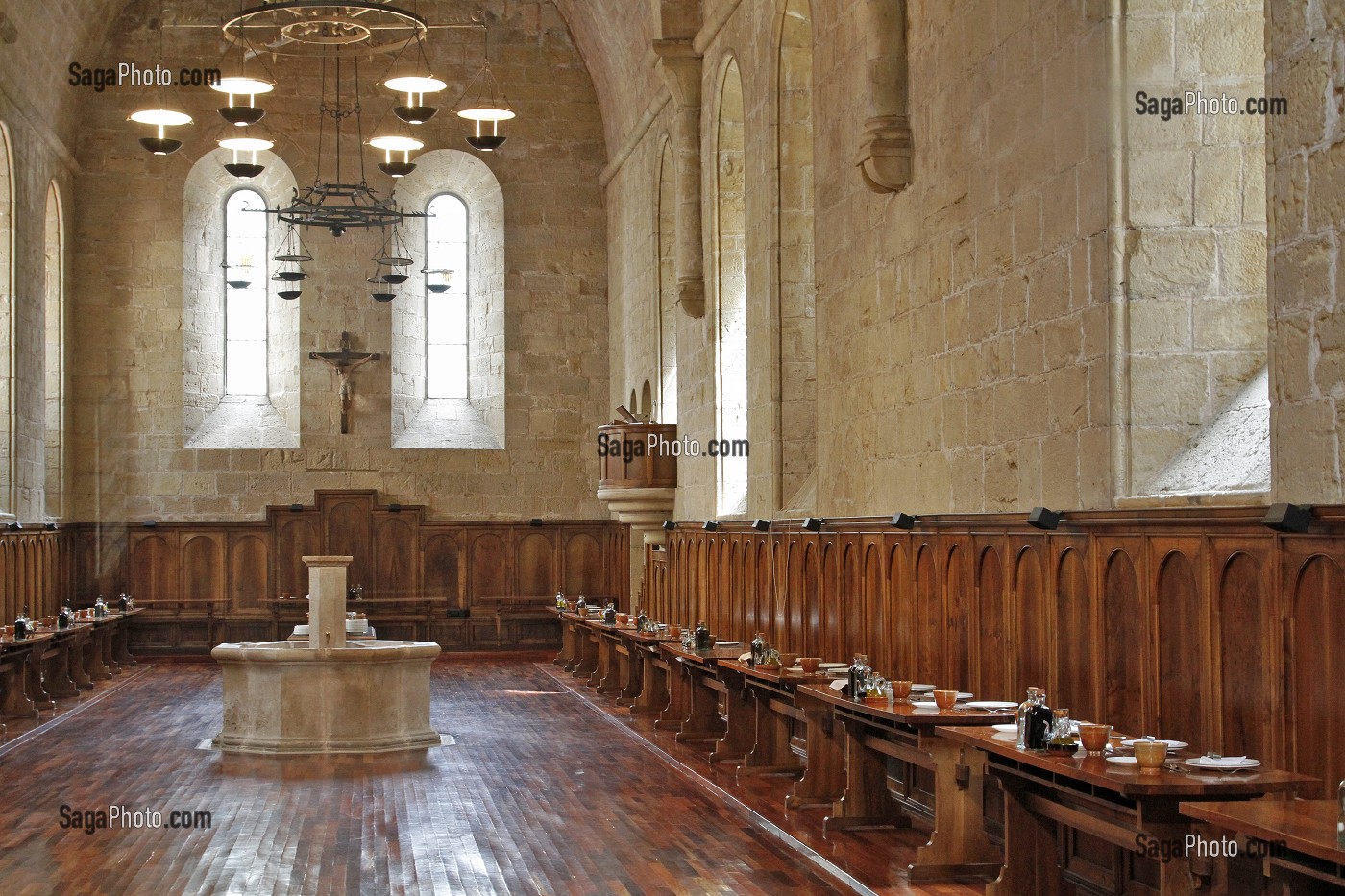 REFECTOIRE, MONASTERE DE SANTA MARIA DE POBLET (XIIEME SIECLE), ABBAYE CISTERCIENNE ESPAGNOLE ET PANTHEON DES ROIS D'ARAGON, INSCRIT AU PATRIMOINE MONDIAL DE L'UNESCO DEPUIS 1991, VIMBODI, CATALOGNE, ESPAGNE 