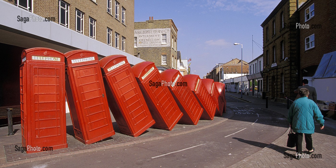 SCULPTURE DE CABINES TELEPHONIQUES ROUGES, BANLIEUE DE LONDRES, LONDRES, ANGLETERRE 