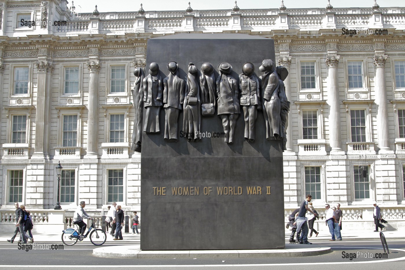 THE WOMEN OF WORLD WAR TWO MEMORIAL, MONUMENT EN HOMMAGE AUX 7 MILLIONS DE FEMMES AYANT CONTRIBUE A L'EFFORT DE GUERRE PENDANT LA SECONDE GUERRE MONDIALE, OEUVRE DU SCULPTEUR JOHN MILLS, QUARTIER WHITEHALL, LONDRES, ANGLETERRE 