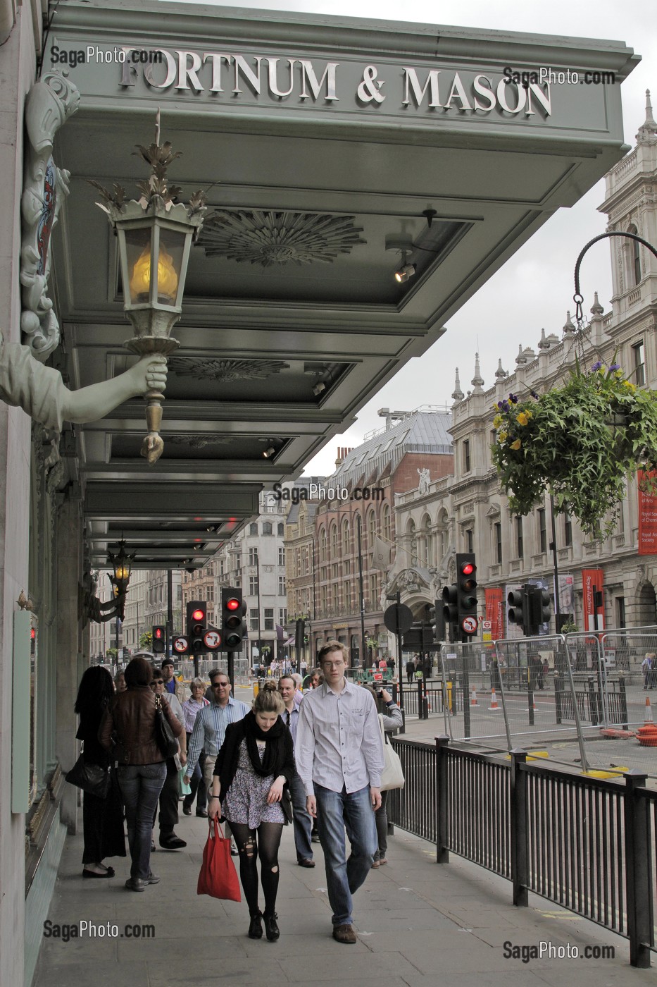 EXTERIEUR DU CELEBRE MAGASIN FORTNUM AND MASON, EPICERIE DE LUXE, PICCADILLY STREET, LONDRES, ANGLETERRE 