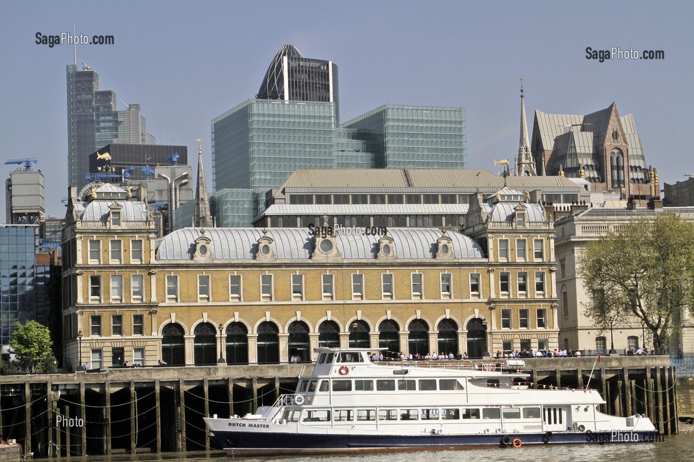 CONTRASTE ENTRE UNE ARCHITECTURE ANCIENNE ET LES BUILDINGS CONTEMPORAINS DU MORE LONDON, NOUVEAU QUARTIER DES AFFAIRES, BERGES DE LA TAMISE, LONDRES, ANGLETERRE 