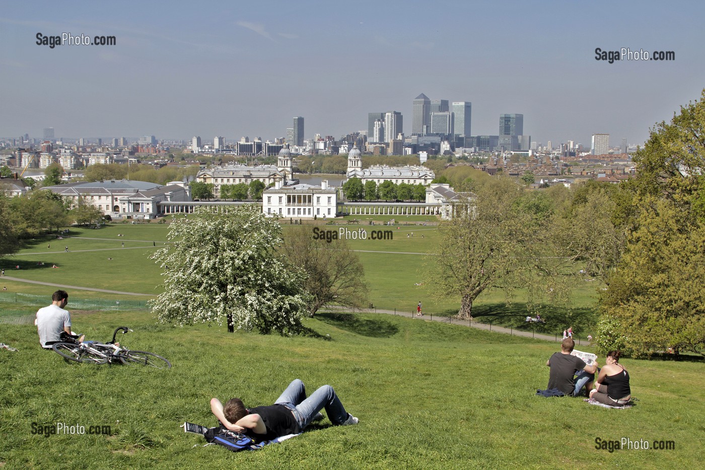 VUE GENERALE DE MARITIME GREENWICH CLASSE AU PATRIMOINE MONDIAL DE L'UNESCO, AVEC LE NATIONAL MARITIME MUSEUM INSTALLE DANS LA QUEEN'S HOUSE ET LE ROYAL NAVAL COLLEGE, ET EN ARRIERE-PLAN, LE QUARTIER D'AFFAIRES CANARY WHARF, GREENWICH, LONDRES, ANGLETERRE 