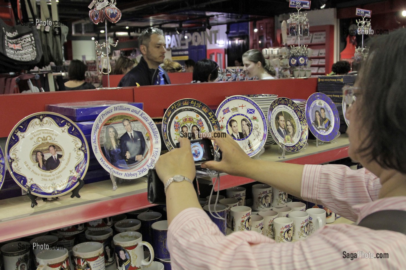 ASSIETTES DECOREES A L'EFFIGIE DE KATE ET WILLIAM,  NOUVEAU COUPLE PRINCIER, MAGASIN DE SOUVENIRS, LONDRES, ANGLETERRE 