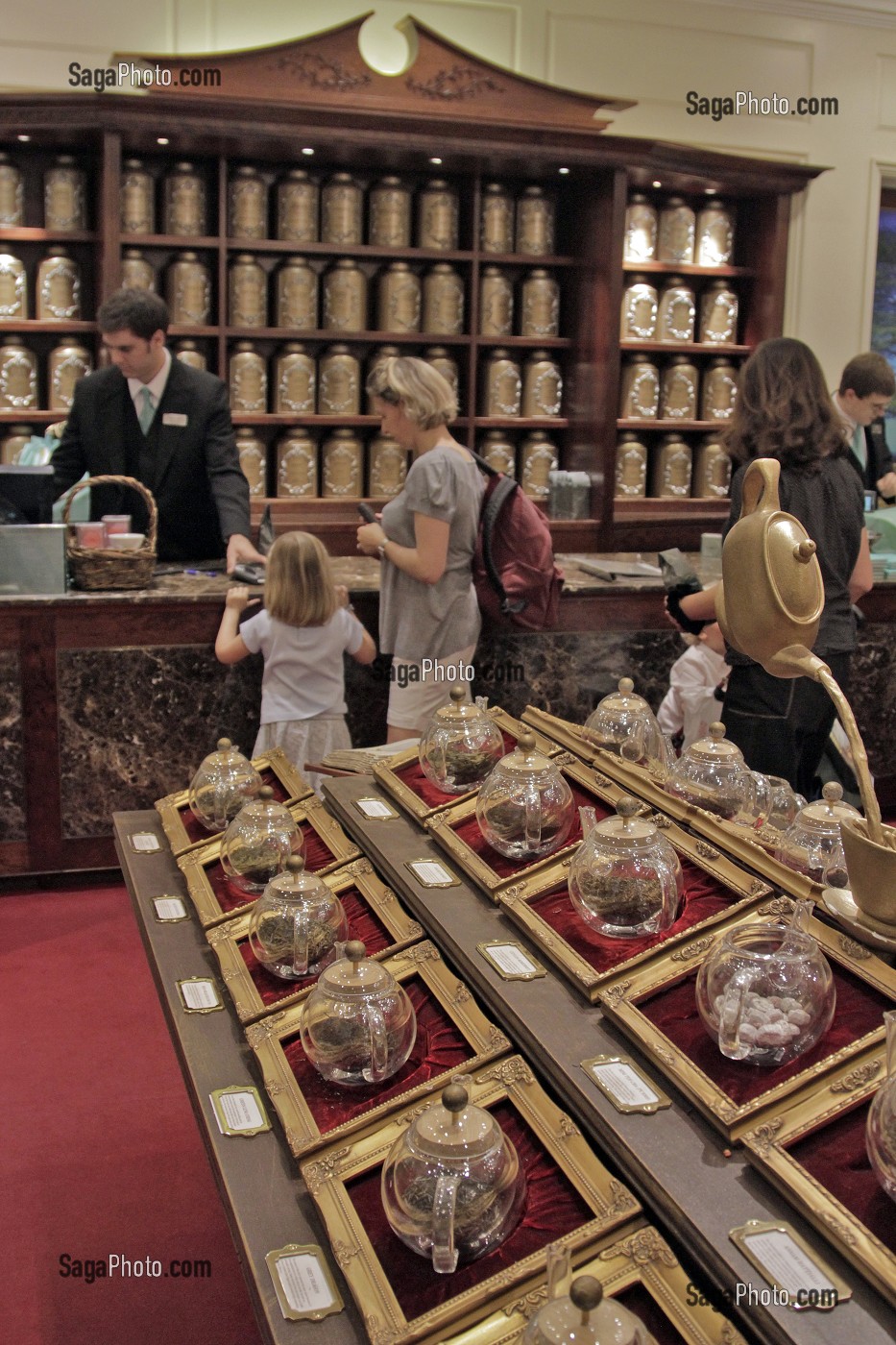 INTERIEUR DU CELEBRE MAGASIN FORTNUM AND MASON, EPICERIE DE LUXE, LONDRES, ANGLETERRE 