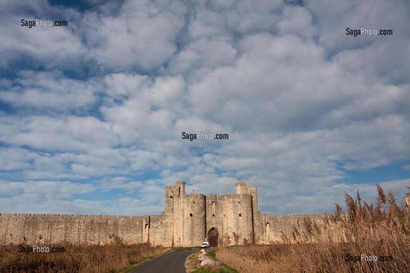 FORTIFICATIONS D’AIGUES-MORTES, CAMARGUE, SUD DE LA FRANCE 