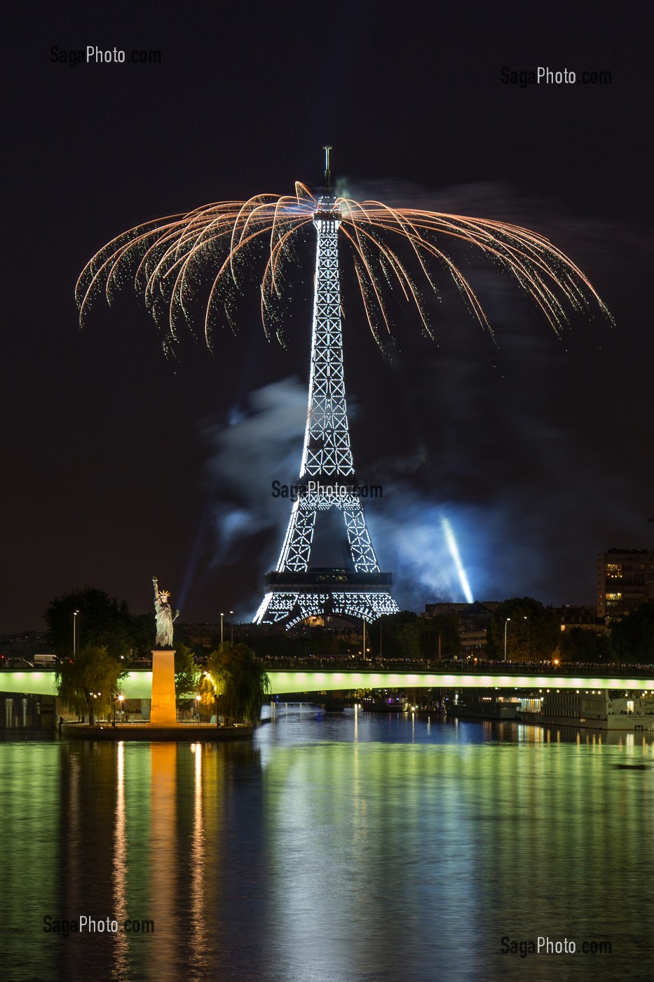 FEU D'ARTIFICE ET ILLUMINATIONS A PARIS (75), ILE DE FRANCE, FRANCE 