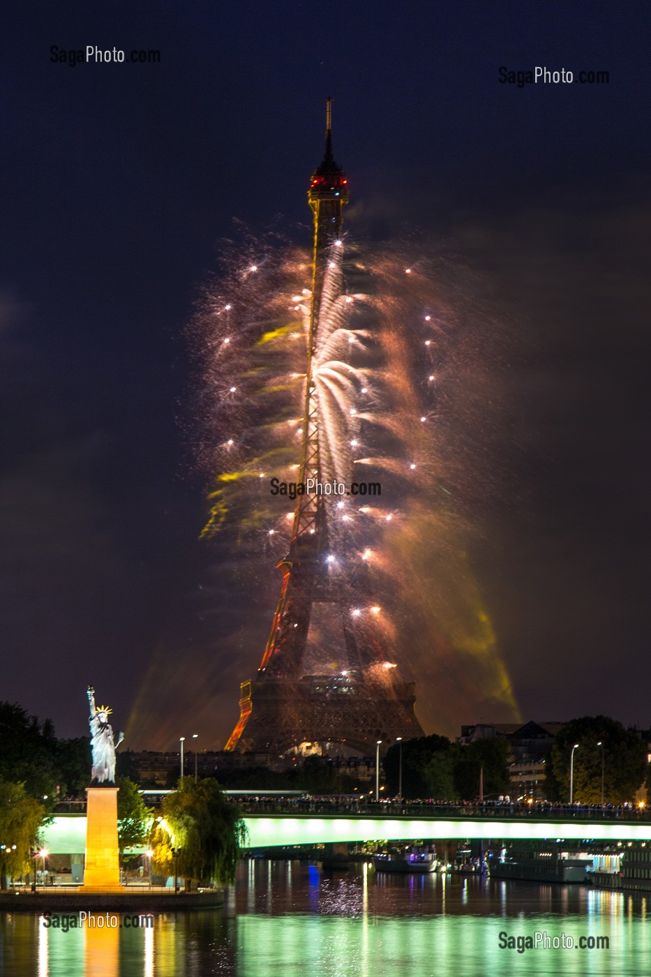 FEU D'ARTIFICE ET ILLUMINATIONS A PARIS (75), ILE DE FRANCE, FRANCE 