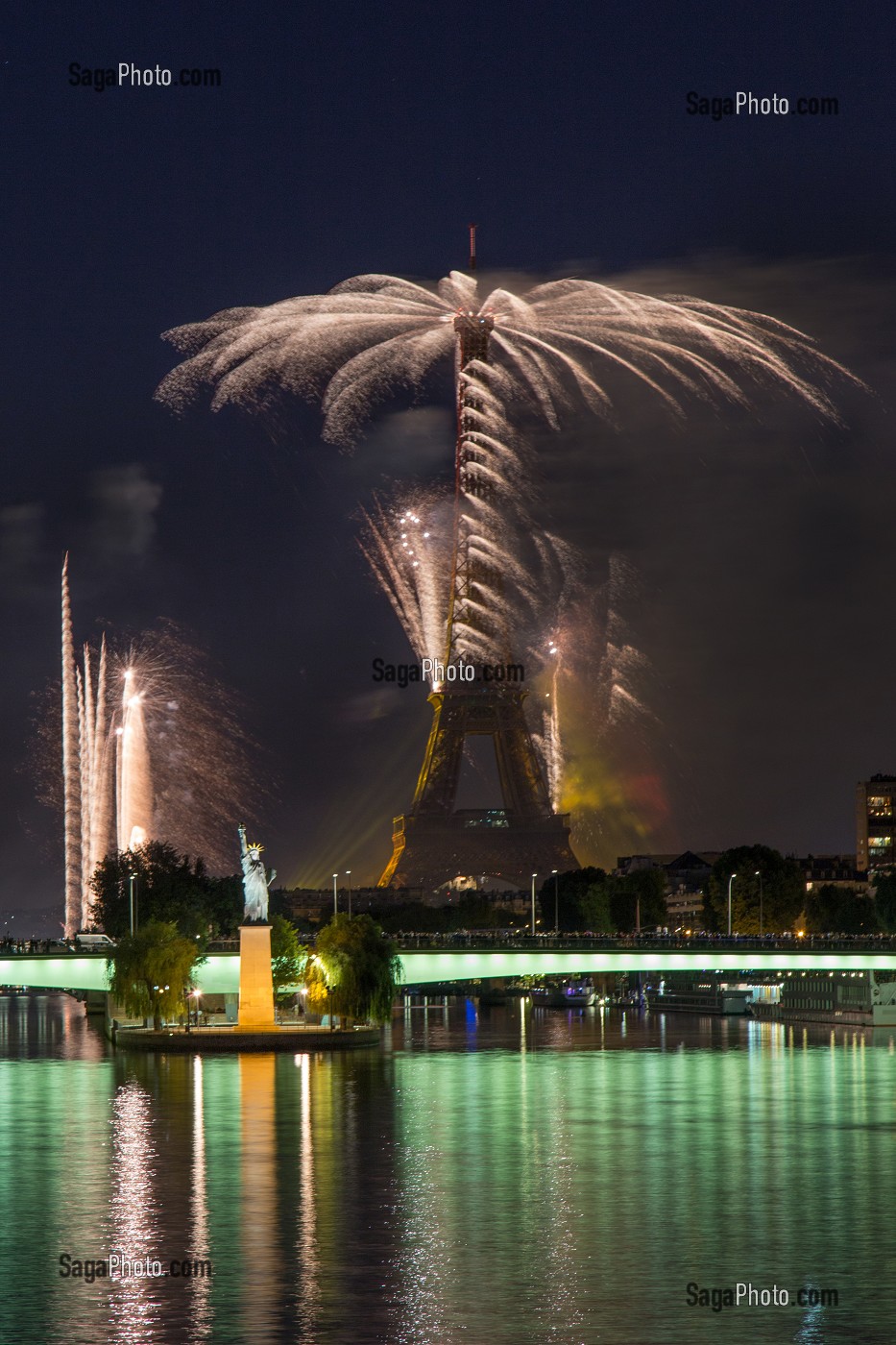 FEU D'ARTIFICE ET ILLUMINATIONS A PARIS (75), ILE DE FRANCE, FRANCE 