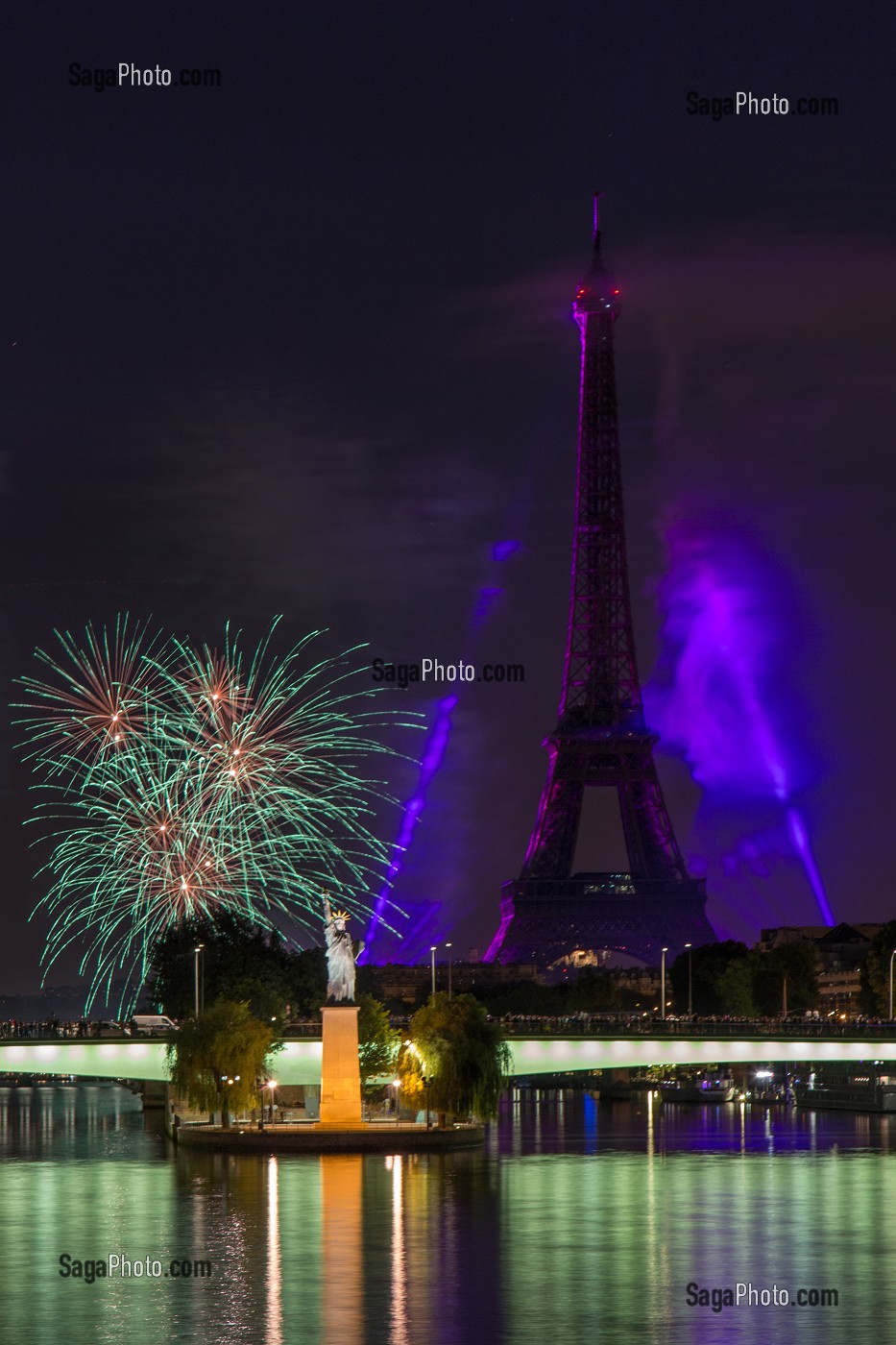 FEU D'ARTIFICE ET ILLUMINATIONS A PARIS (75), ILE DE FRANCE, FRANCE 