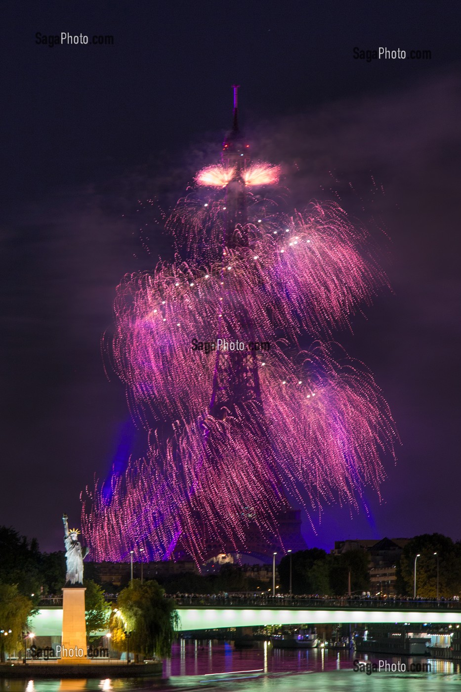 FEU D'ARTIFICE ET ILLUMINATIONS A PARIS (75), ILE DE FRANCE, FRANCE 