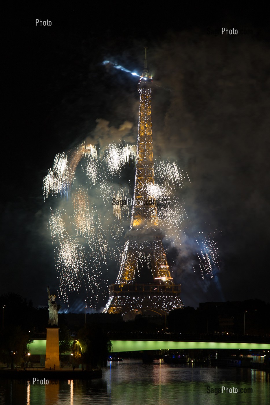 FEU D'ARTIFICE ET ILLUMINATIONS A PARIS (75), ILE DE FRANCE, FRANCE 
