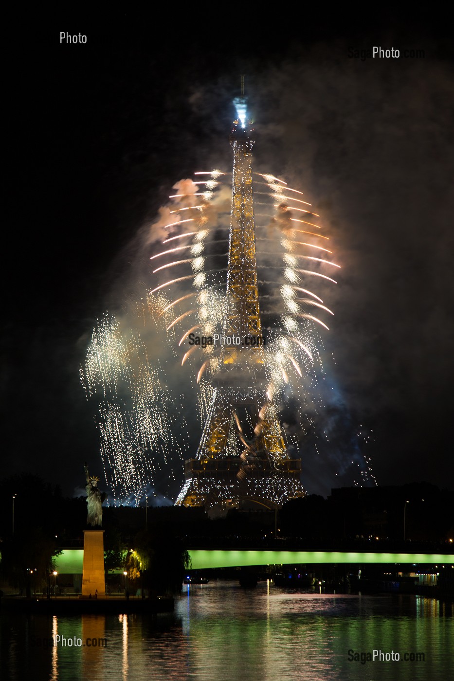 FEU D'ARTIFICE ET ILLUMINATIONS A PARIS (75), ILE DE FRANCE, FRANCE 