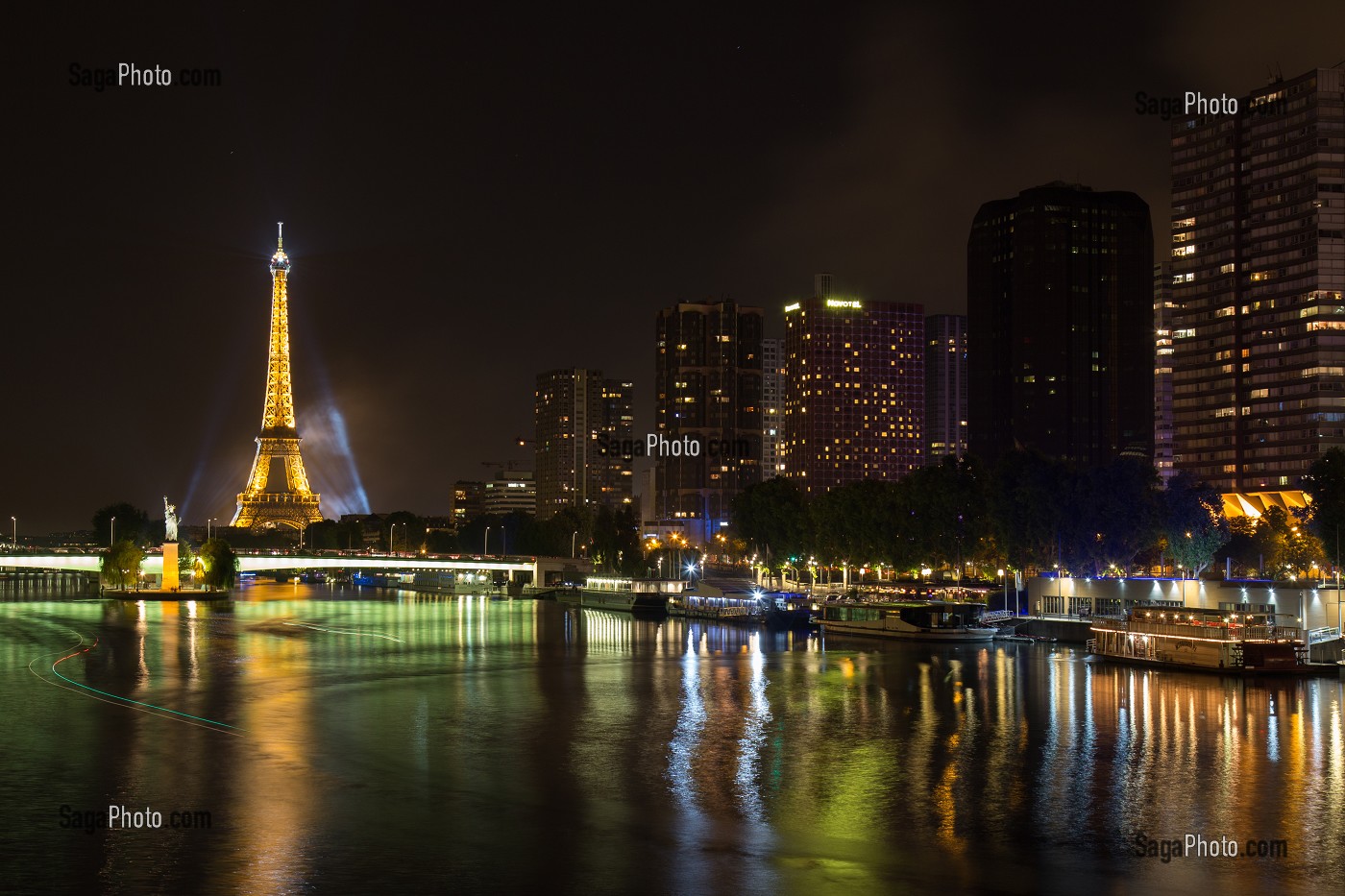 FEU D'ARTIFICE ET ILLUMINATIONS A PARIS (75), ILE DE FRANCE, FRANCE 