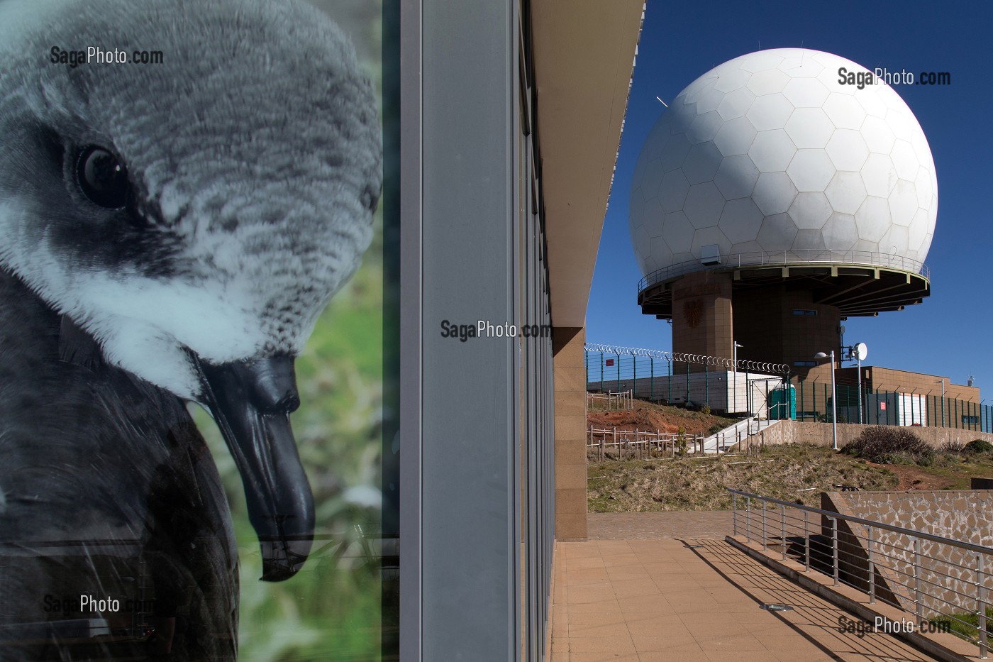 STATION-RADAR SE DRESSE TOUT A COTE DE LA COLONNE SOMMITALE DE PICO DO ARIEIRO, RANDONNEE CYCLOTOURISME, PROMENADE TOURISTIQUE AU PIC DO ARIEIRO SUR LE PARCOURS DE PICO RUIVO, ILE DE MADERE, PORTUGAL 