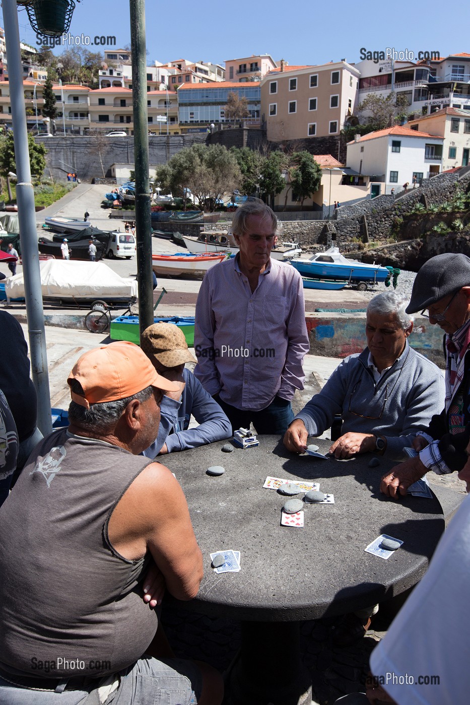 DES HABITANTS ET DES PECHEURS JOUENT AUX CARTES AU PORT DE CAMARA DE LOBOS, ILE DE MADERE, PORTUGAL 