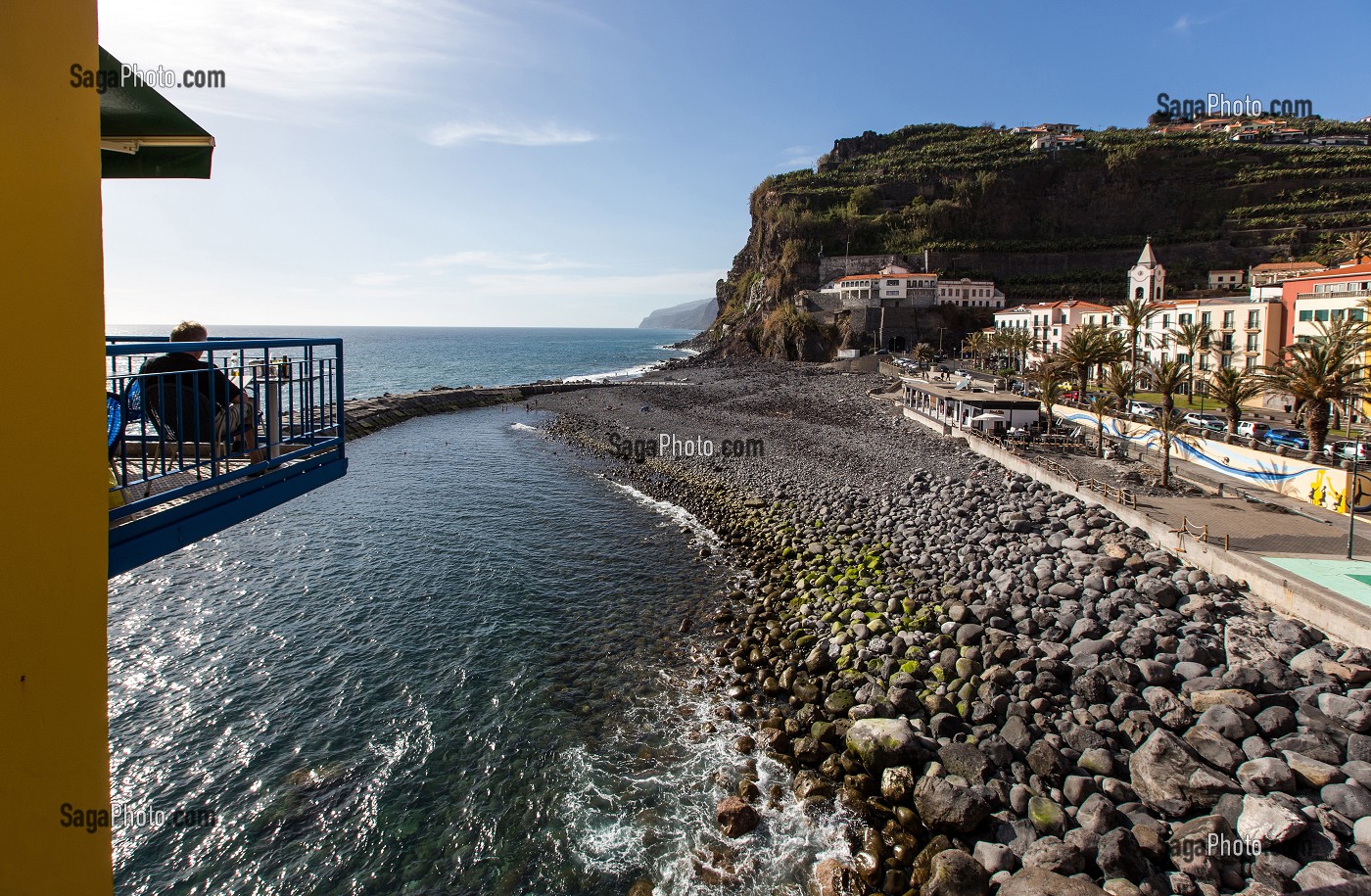 VUE PLONGEANTE ET HORS DE SOL SUR PLAGE DE PONTA DO SOL, ILE DE MADERE, PORTUGAL 