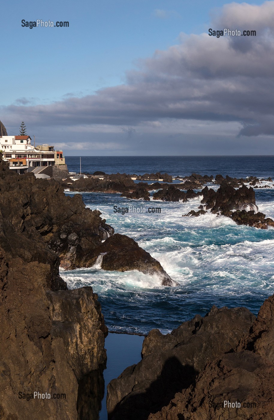 BORD DE PLAGE ET PROMENDE TOURISTIQUE, PORTO-MONIZ, ILE DE MADERE, PORTUGAL 