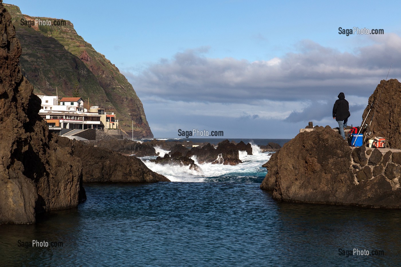 PECHEURS ET DEFERLANTE DE VAGUES, PORTO-MONIZ, ILE DE MADERE, PORTUGAL 