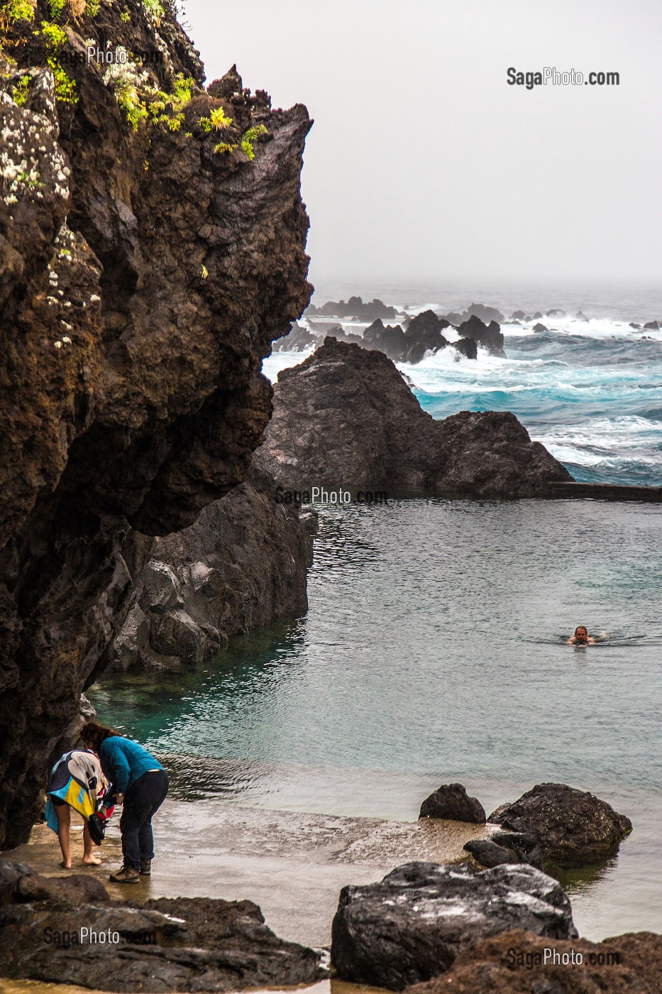 PISCINE NATURELLE A PORTO-MONIZ, DERRIERE CETTE NAGE PAISIBLE, LES VAGUES DEFERLENT À VIVE ALLURE, ILE DE MADERE, PORTUGAL 