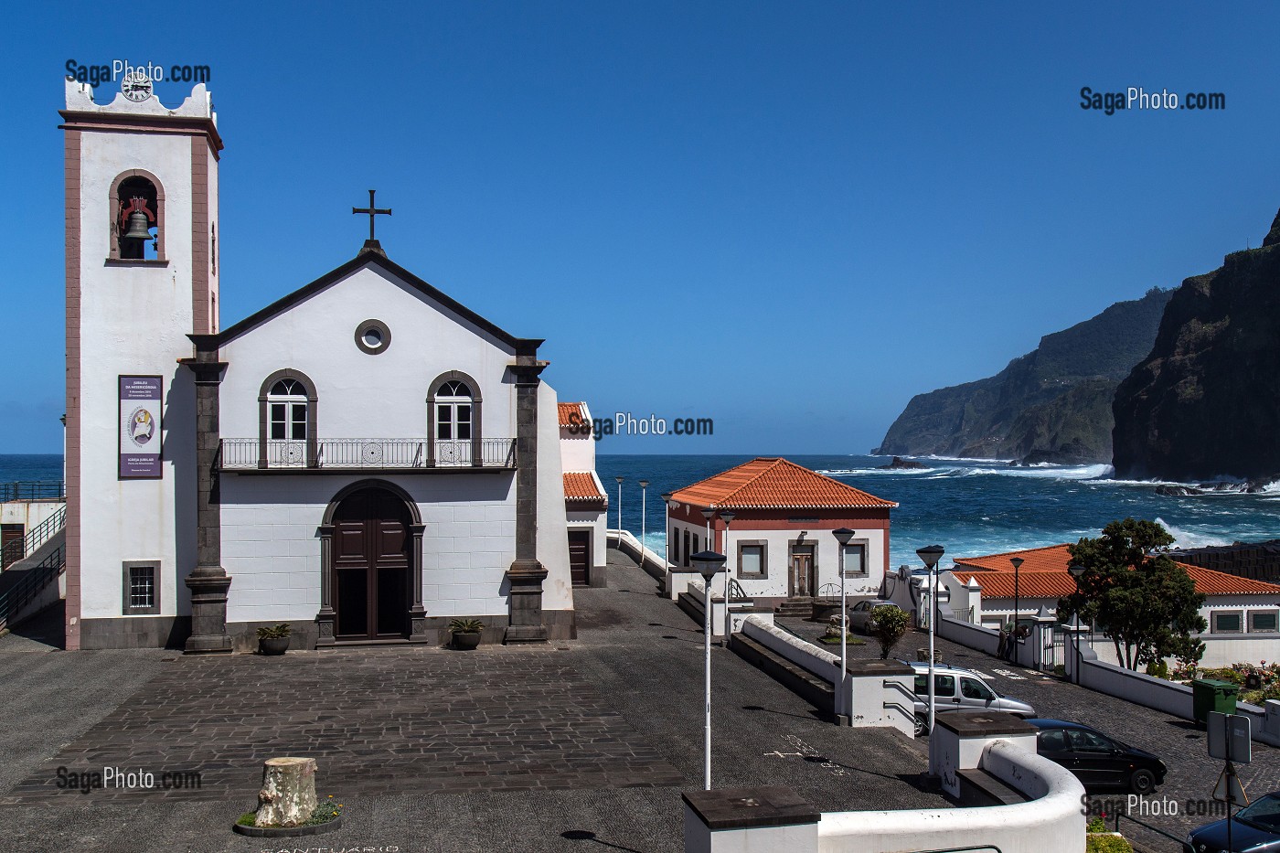 PLACE DE L'EGLISE DE PONTA-DELGADA, ILE DE MADERE, PORTUGAL 