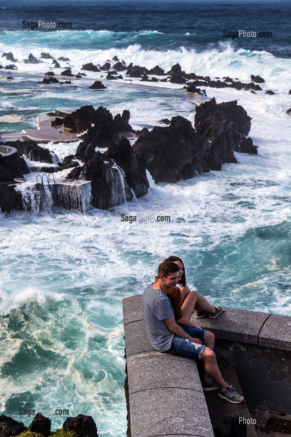 PISCINE NATURELLE ET DEFERLANTE DE VAGUES A PORTO-MONIZ, ILE DE MADERE, PORTUGAL 