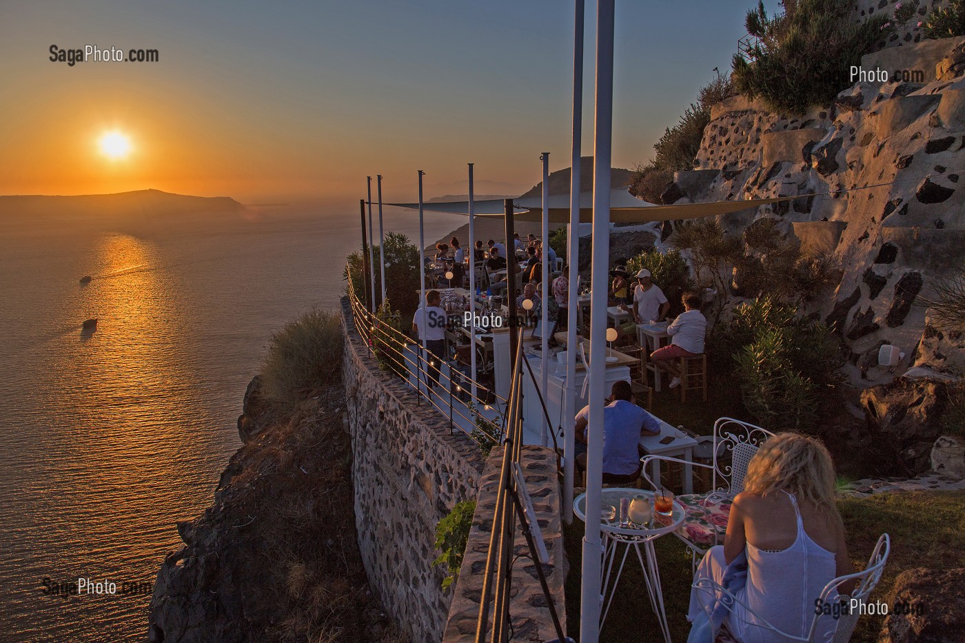 COUCHER DE SOLEIL A THIRA FIRA, SANTORIN, ILE GRECQUE, RANDONNEE TYPIQUE ET ROMANTIQUE, GRECE 