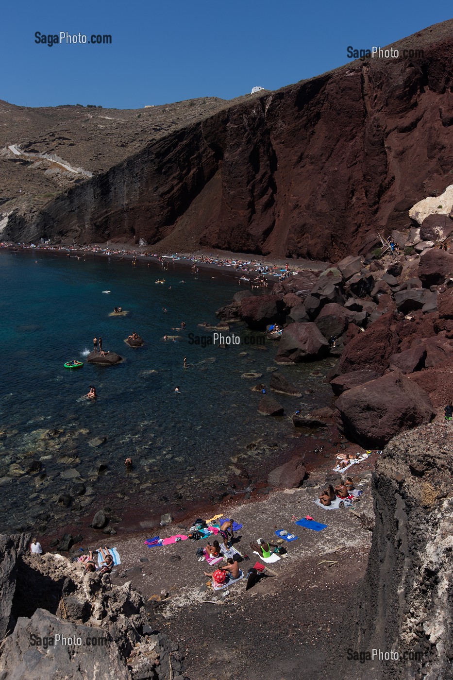 LA PLAGE ROUGE DE SANTORIN, PRES DU VIEUX VILLAGE DE AKROTIRI, GRECE 