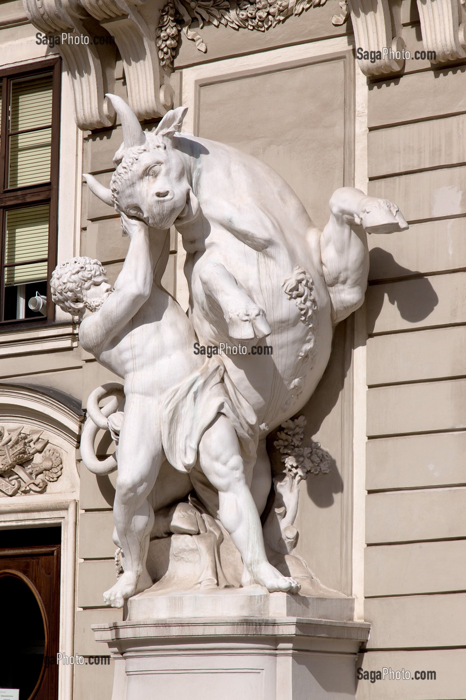 COURS CARREE DU PALAIS DE HOFBURG, STATUE DE FACADE, VIENNE, AUTRICHE 