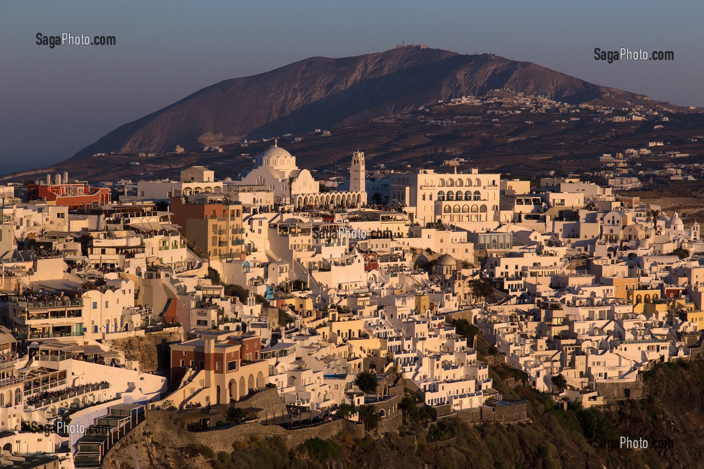 THIRA FIRA, SANTORIN, ILE GRECQUE, RANDONNEE TYPIQUE ET ROMANTIQUE, GRECE 