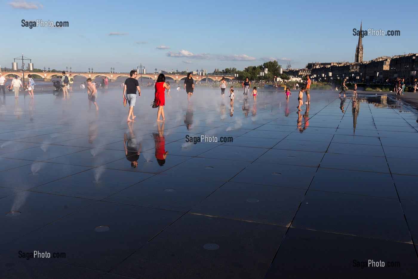 MIROIR D'EAU, 130 M. DE LONG SUR 42 METRES DE LARGE, QUAIS DE LA GARONNE, EN FACE DE LA PLACE DE LA BOURSE, LIEU DE PROMENADE INCONTOURNABLE, 33000 BORDEAUX, (33) GIRONDE, NOUVELLE AQUITAINE, FRANCE 