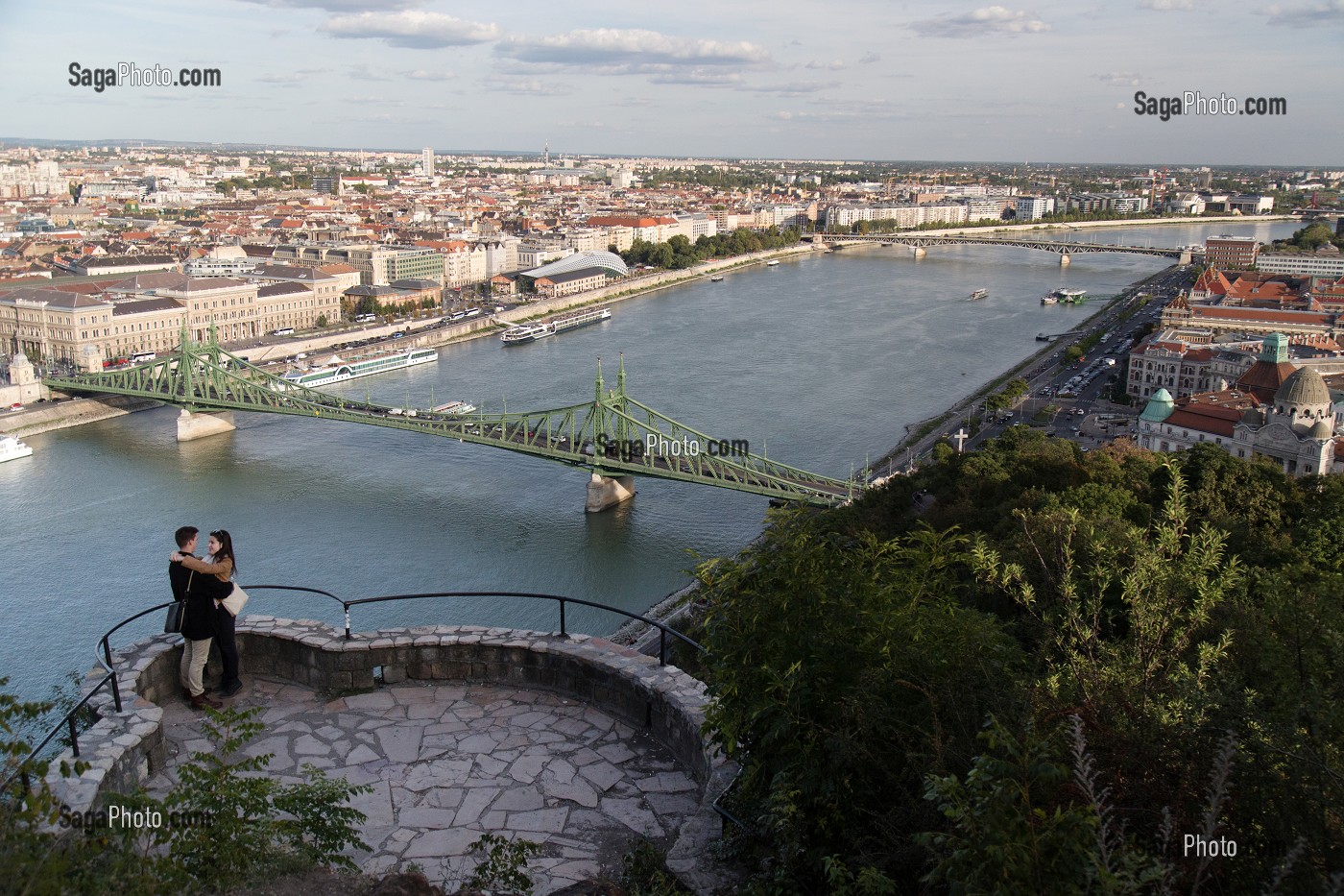 VUE SUR LE DANUBE ET SES BATEAUX DE CROISIERES, PONT DE LA LIBERTE, PROMENADE ROMANTIQUE SUR LA COLLINE DE BUDA, BUDAPEST, HONGRIE 