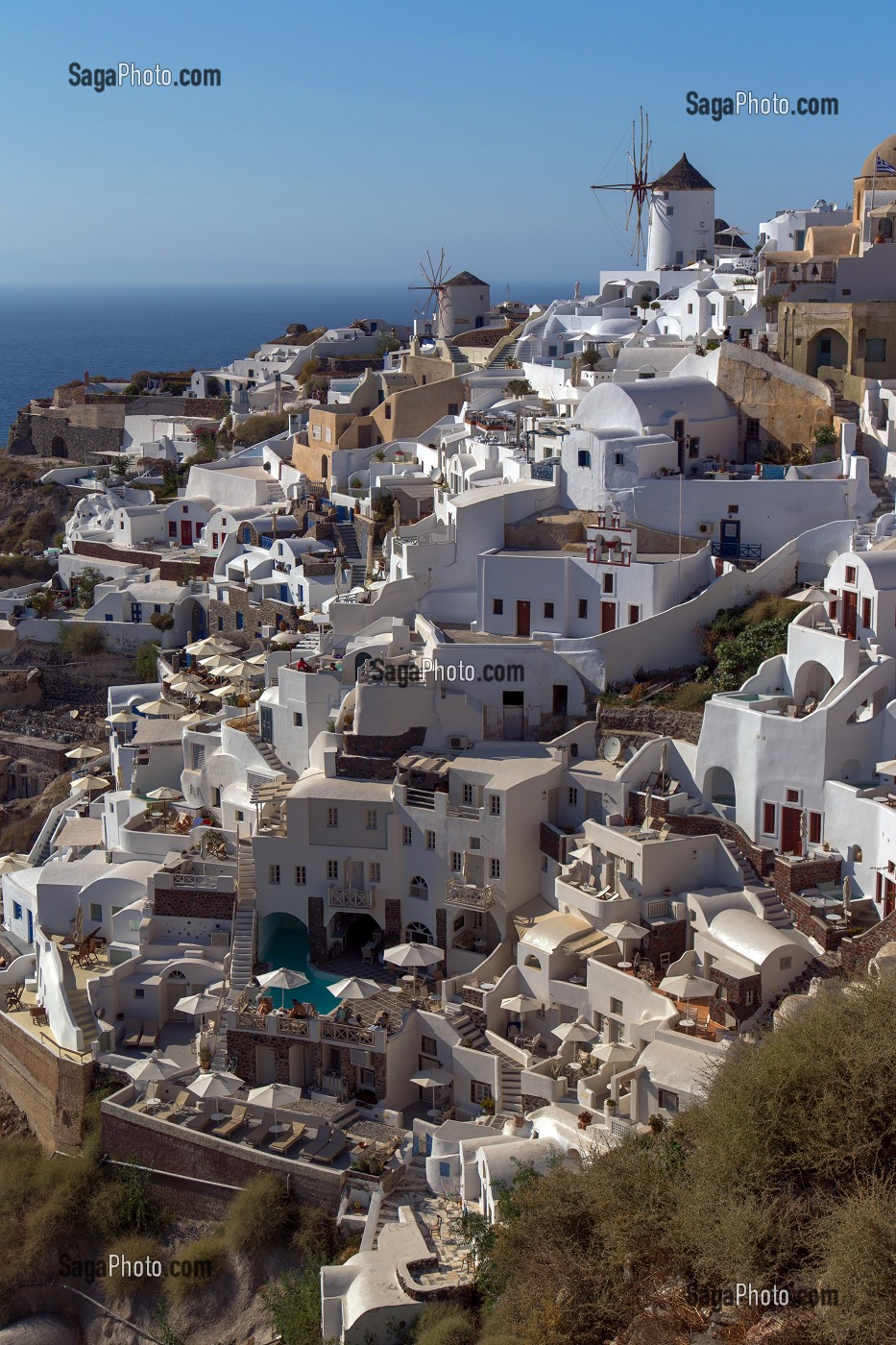 OIA, ARCHITECTURE TRADITIONNELLE ET SON MOULIN, SANTORIN, ILE GRECQUE, RANDONNEE TYPIQUE ET ROMANTIQUE, GRECE 